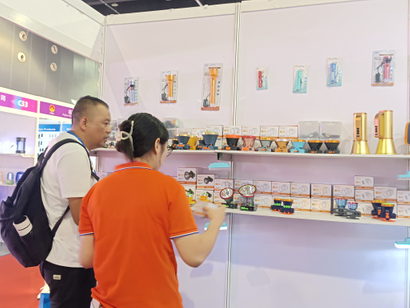 Giới thiệu sản phẩm tới kh&aacute;ch h&agrave;ng